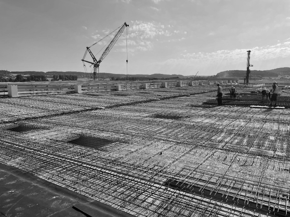 Baustelle der Fritz Meyer GmbH – Bewehrungsarbeiten mit Kran