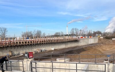 Versickerungsbecken, Nord mit Stützwand Wesseling