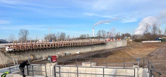 Versickerungsbecken, Nord mit Stützwand Wesseling – Bild 1