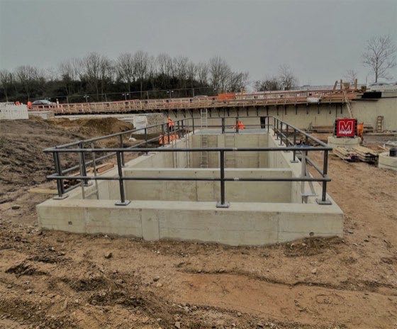 Versickerungsbecken, Nord mit Stützwand Wesseling – Bild 3