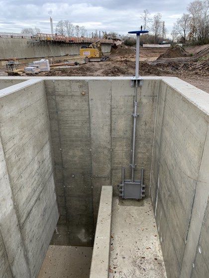 Versickerungsbecken, Nord mit Stützwand Wesseling – Bild 4